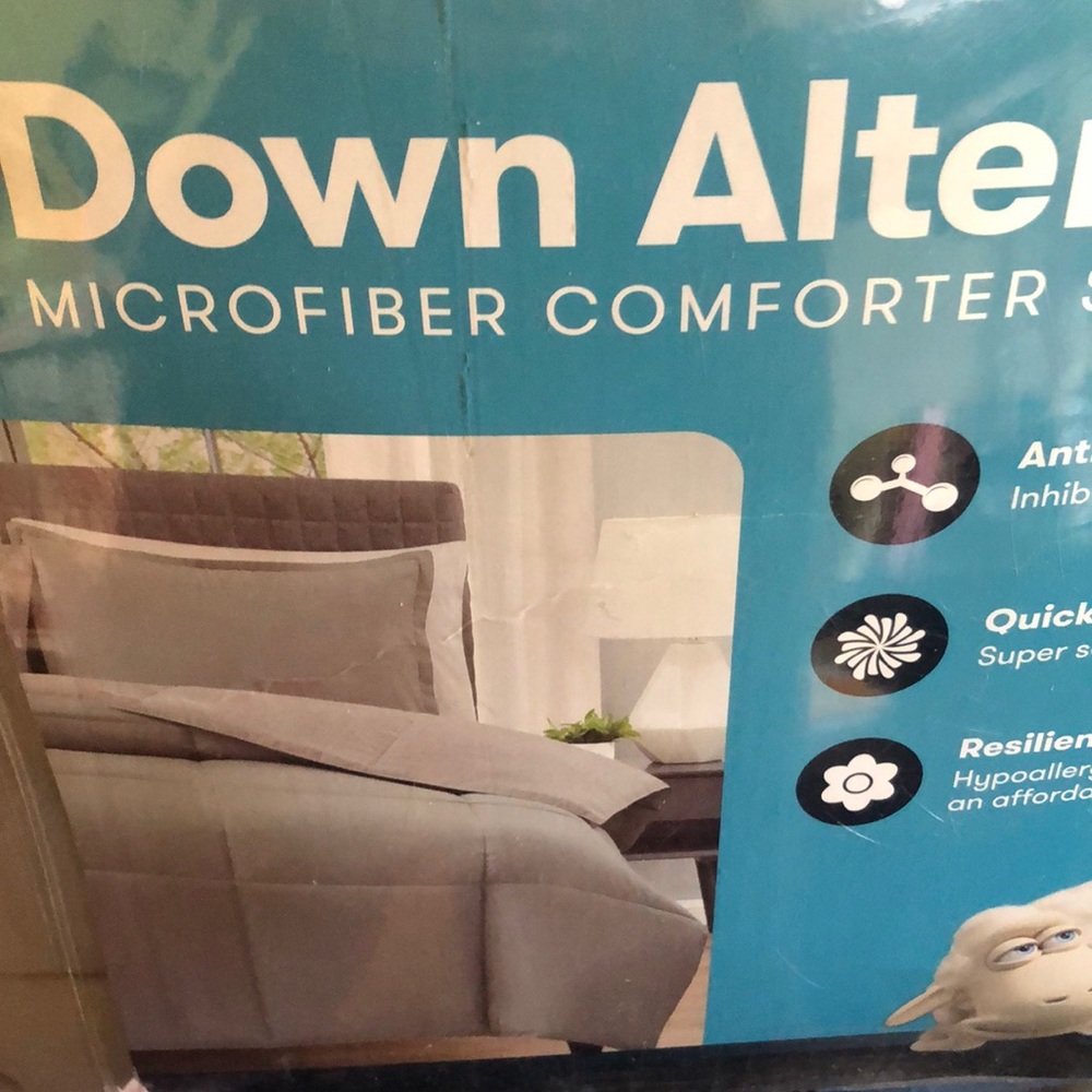 Comforter queen/king 102” x 90” & 2 king shams 20” x 36” Serta shell polyester